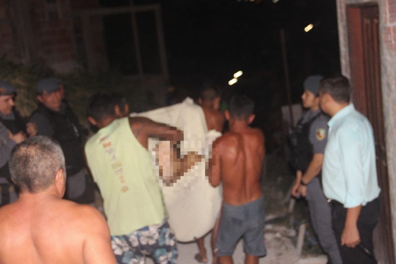 Criminosos encapuzados matam homem e fogem a pé em Manaus