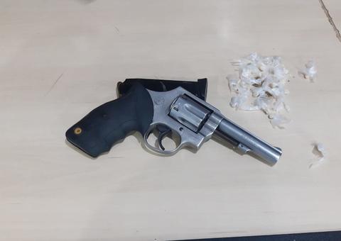 Com passagens pela polícia, homens são presos com drogas e arma em Manaus