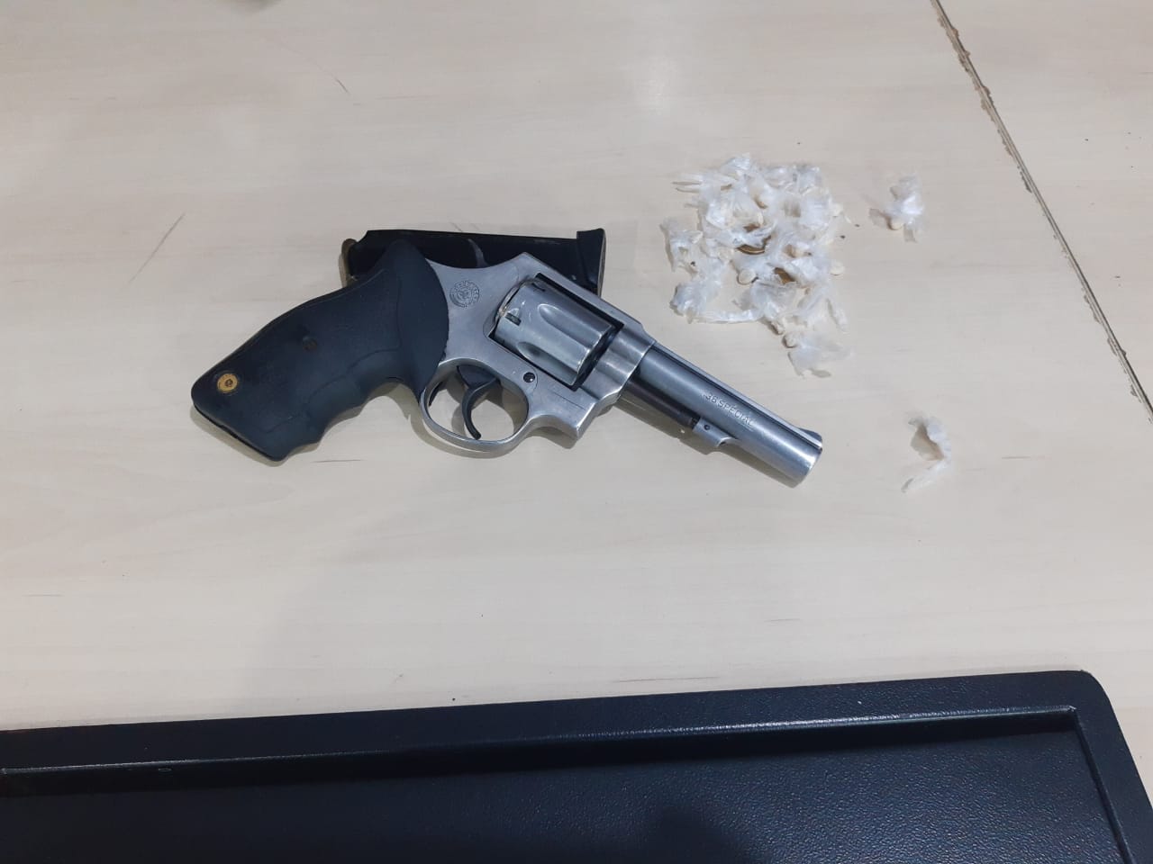 Com passagens pela polícia, homens são presos com drogas e arma em Manaus