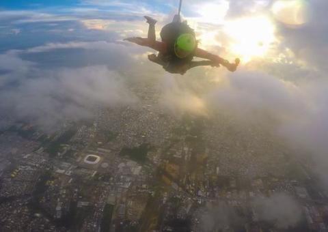 Paraquedista fica gravemente ferido ao despencar sobre fios de alta tensão no Amazonas