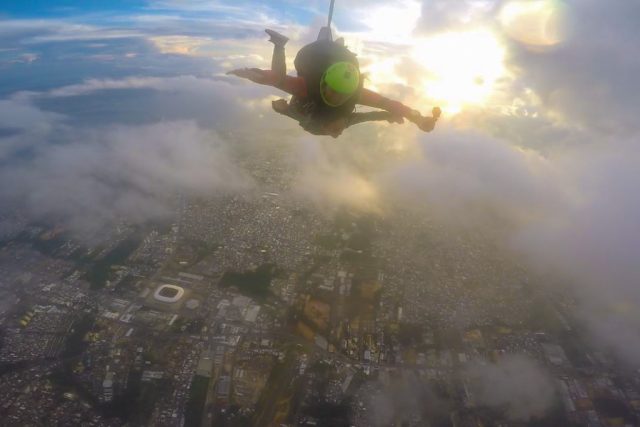 Paraquedista fica gravemente ferido ao despencar sobre fios de alta tensão no Amazonas