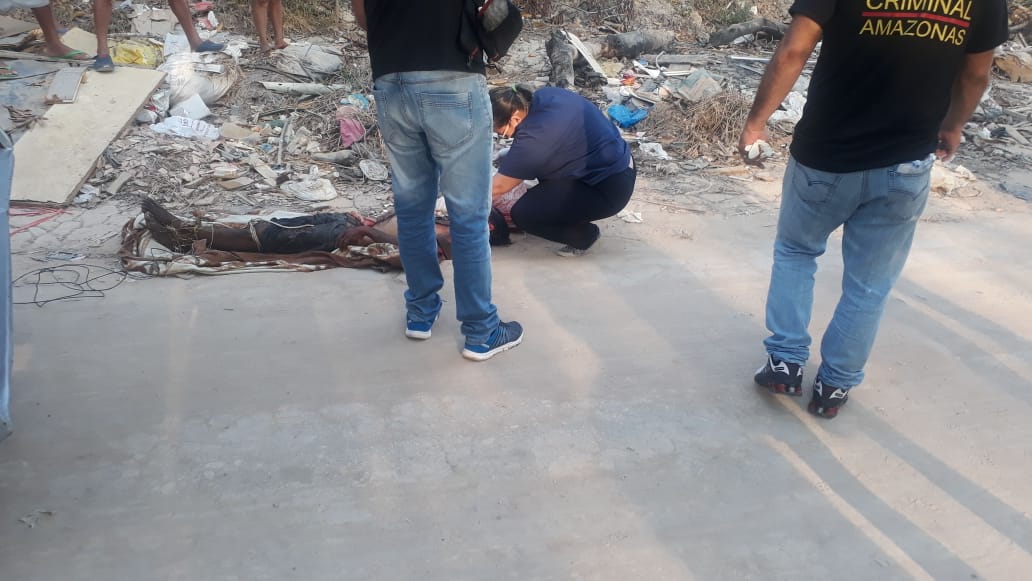 Com arames enrolados nas pernas e vísceras expostas, corpo é encontrado em ramal de Manaus