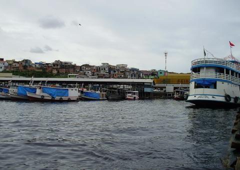 Em Manaus, traficantes e PMs trocam tiros e menor é baleado na Feira da Panair