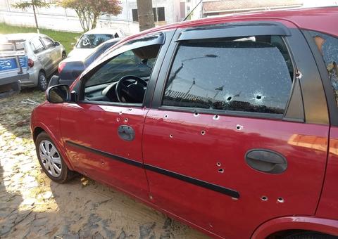 Casal e criança de 6 anos são mortos com cerca de 50 tiros