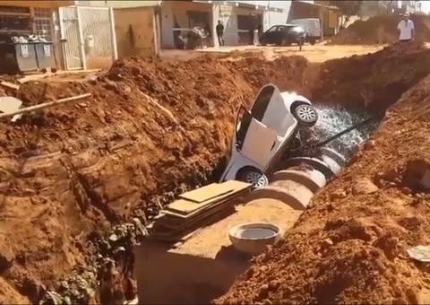 Carro é jogado em cratera após motorista agredir mulher