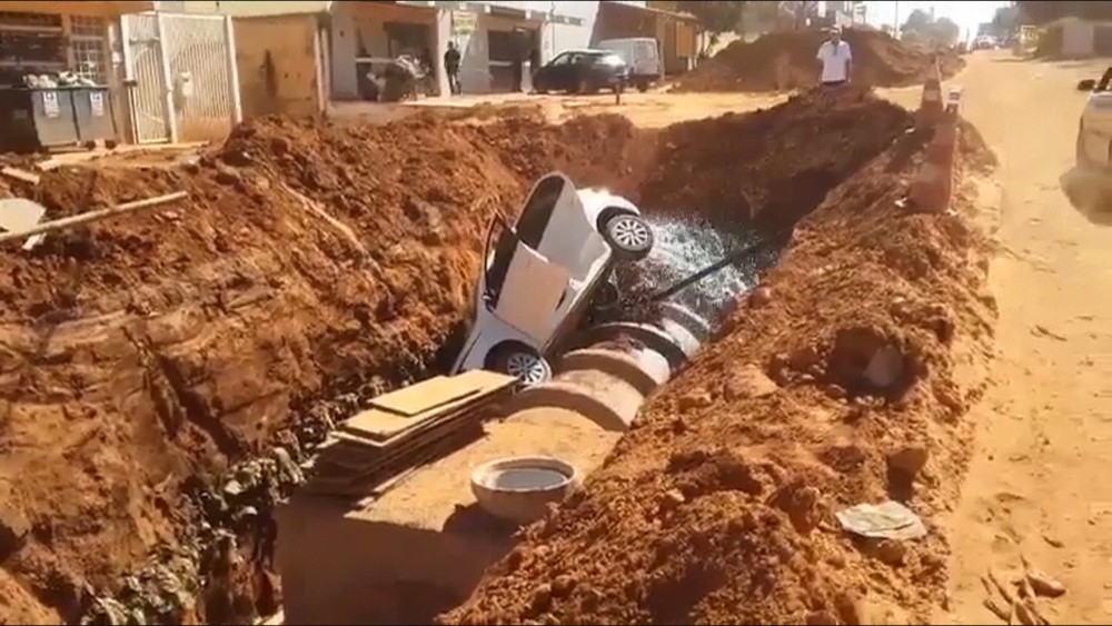 Carro é jogado em cratera após motorista agredir mulher