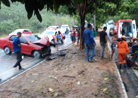 Em Manaus, duas pessoas ficam feridas após carro colidir em árvore