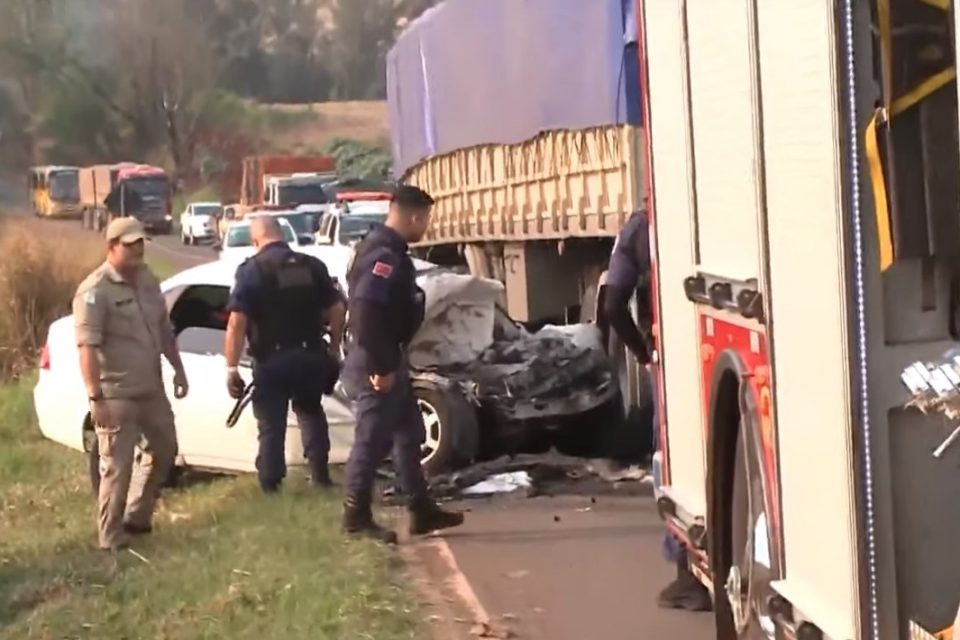Pai pede para filho gravar vídeo para a mãe antes de jogar o carro contra carreta