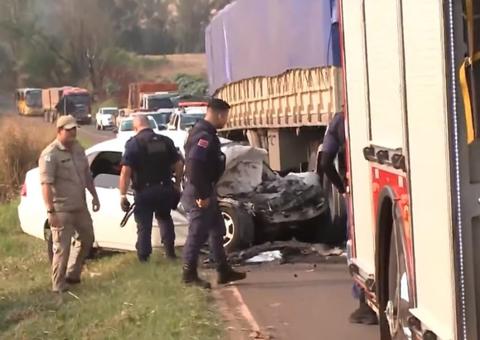 Pai pede para filho gravar vídeo para a mãe antes de jogar o carro contra carreta