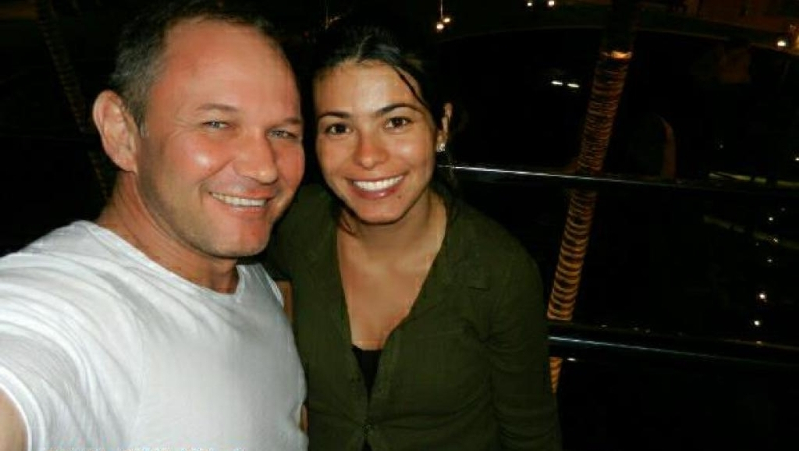 Sul-africano é condenado por matar e congelar brasileira em freezer na frente do filho