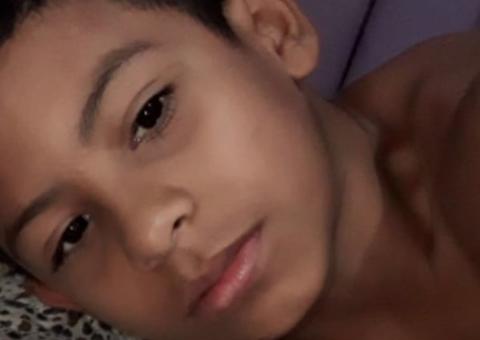 Criança sai de casa para brincar e é baleada na cabeça por colega de 13 anos em Manaus