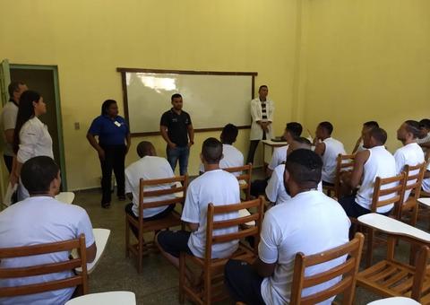 Detentos iniciam primeiro curso de eletricista predial em Manaus 