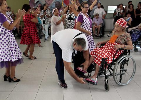 Curso ‘Dança sobre rodas’ encerra com entrega de certificado para idosos da FDT