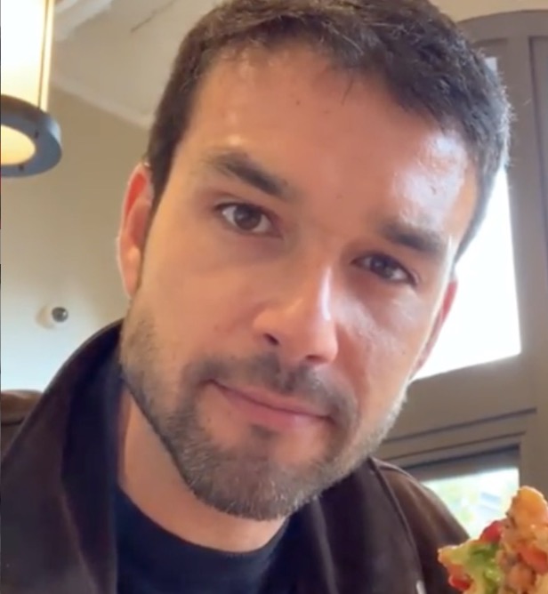 Sergio Marone causa alvoroço ao exibir volume em cueca branca: 'meus filhotes'