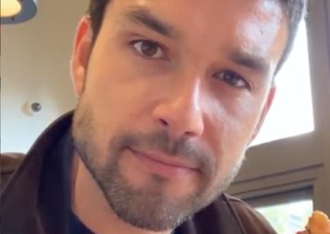 Sergio Marone causa alvoroço ao exibir volume em cueca branca: 'meus filhotes'