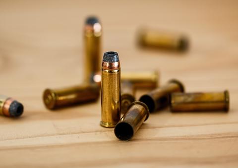 Homem é detido com munições dentro de caixa em micro-ônibus em Manaus