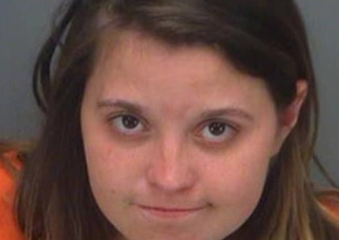 Mulher se aborrece com namorado e dá gorjeta R$ 20 mil para garçom