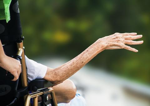 Projeto aumenta pena para abuso praticado por filho contra pais incapazes