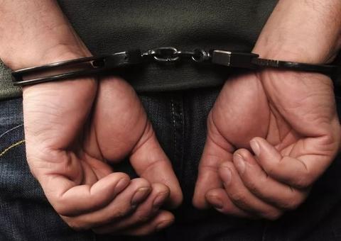 Com arma caseira e celulares roubados, dupla é presa dentro de ônibus em Manaus