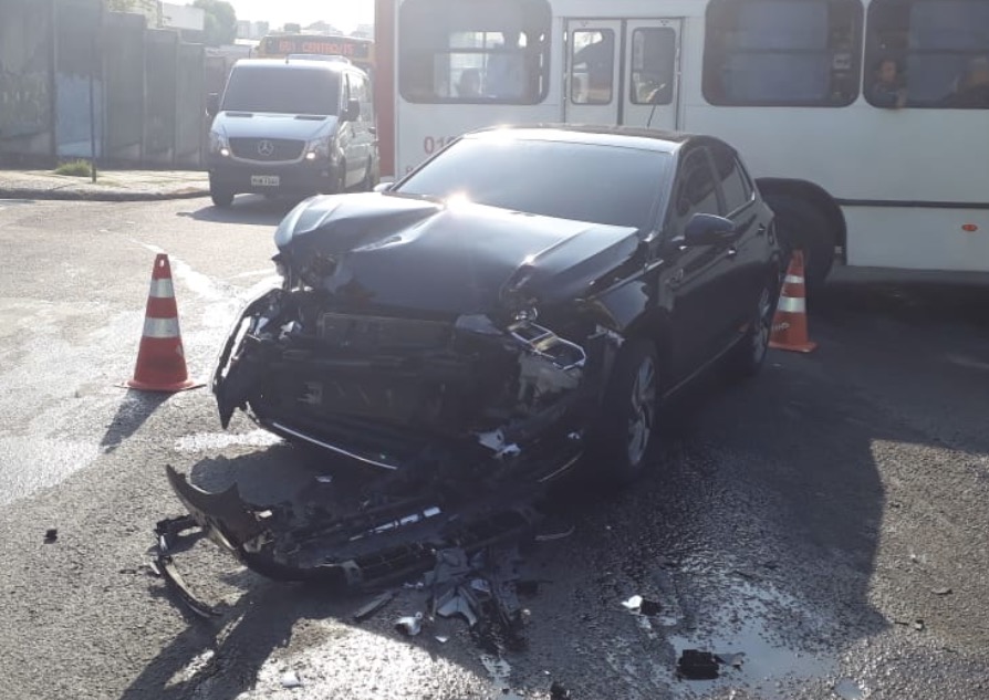 Acidente deixa ferido e interdita avenida em cruzamento de Manaus