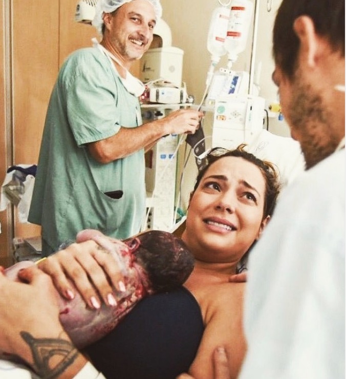 Vinícius Martinez mostra foto do parto de Carol Dantas e faz declaração emocionante