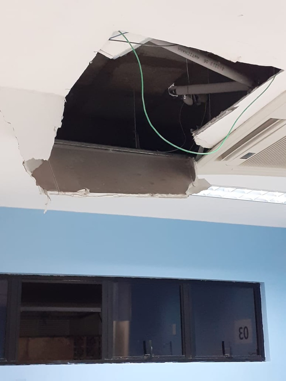 Lutador de muay thai preso se solta de algema com sangue e pula janela de hospital