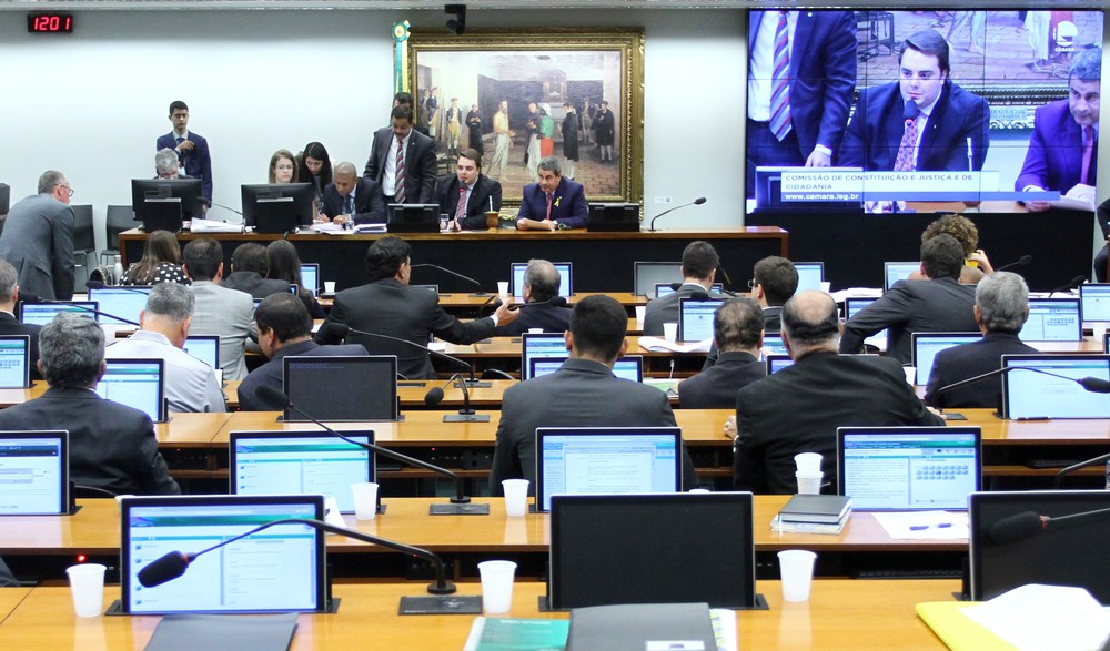 Comissão aprova pena maior para estupro cometido por líder religioso