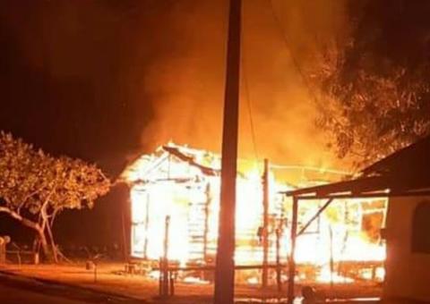 Homem estupra mulher e tem casa incendiada por população no Amazonas