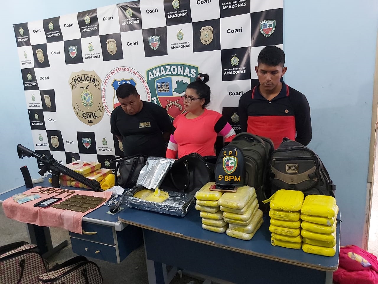 Trio é preso com drogas, fuzil e munições em porto no Amazonas 