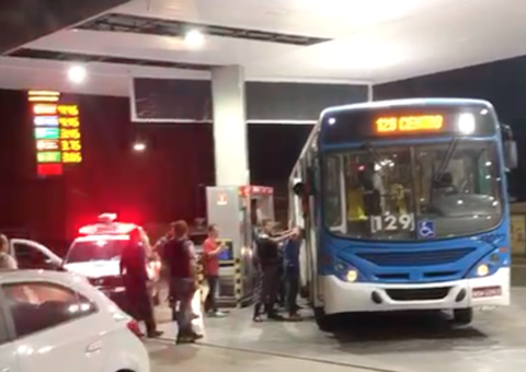 Dupla suspeita de assalto é presa após motorista de ônibus arriscar a vida; Entenda 