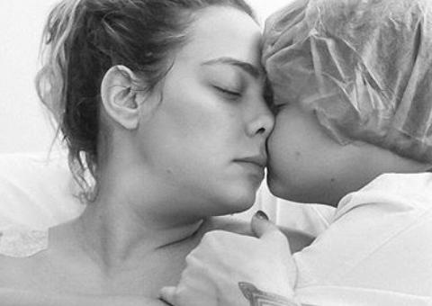 Carol Dantas mostra foto amamentando filho ao lado de herdeiro de Neymar