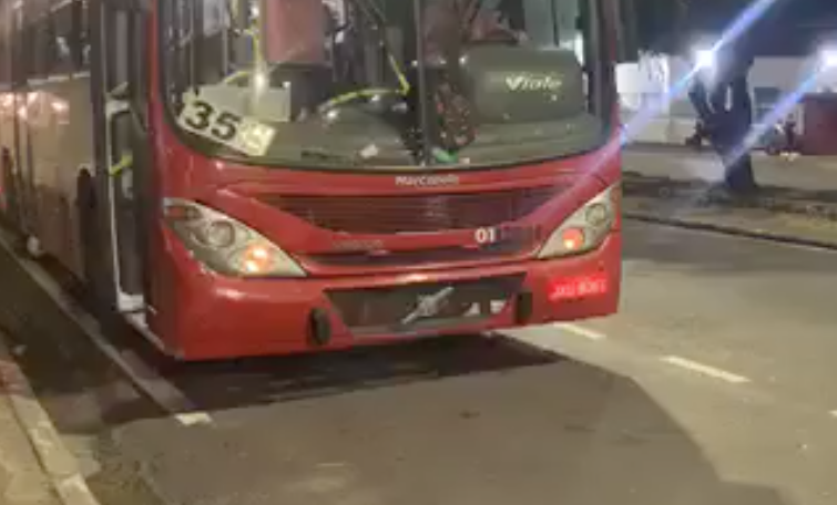 Trio assalta ônibus e agride passageiros com coronhadas em Manaus 