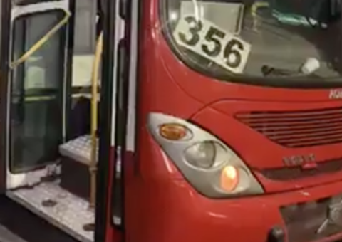 Trio assalta ônibus e agride passageiros com coronhadas em Manaus 