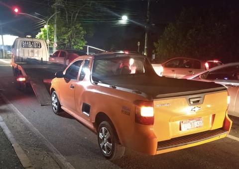 Criminosos assaltam dois carros e desaparecem com uma criança de 3 anos