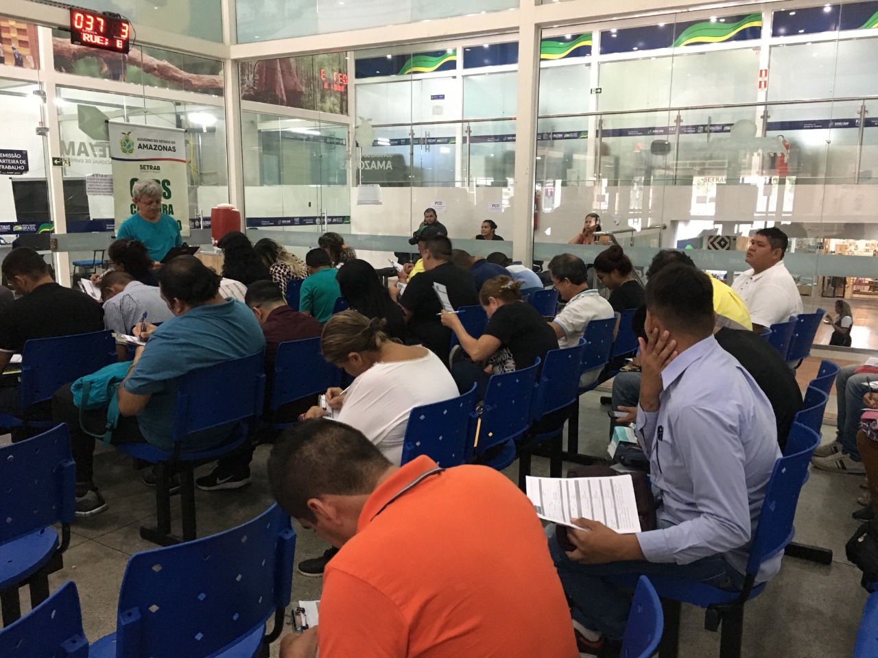 Setrab divulga 306 vagas de emprego para esta quinta-feira 