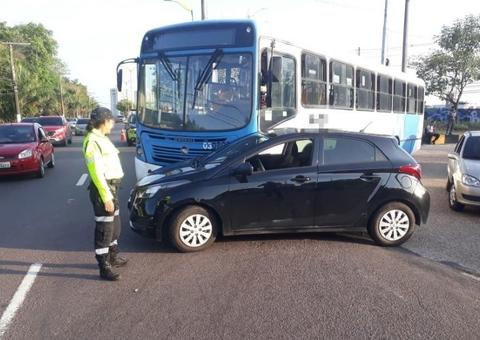 Acidente entre carro e ônibus deixa trânsito complicado em avenida de Manaus