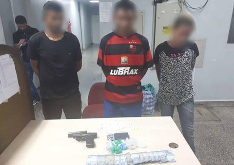 Foragido e mulher de 50 anos são presos com arma e drogas em Manaus