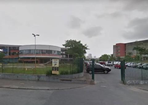 Aluno esfaqueia professor na frente de colegas em escola pública