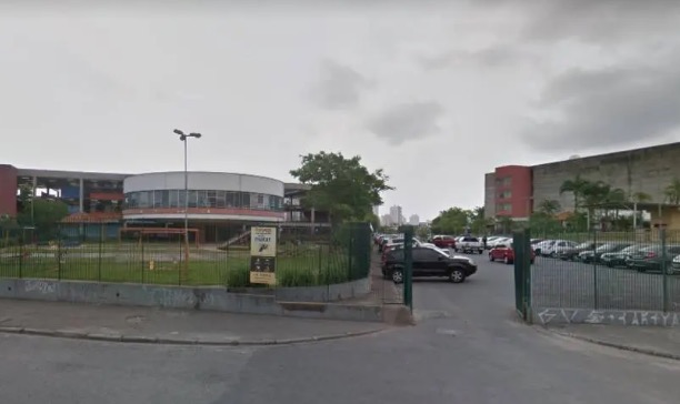 Aluno esfaqueia professor na frente de colegas em escola pública