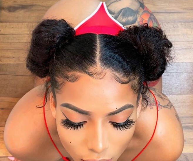 Famosa por língua de 15 cm, influencer bomba com vídeos eróticos no Instagram