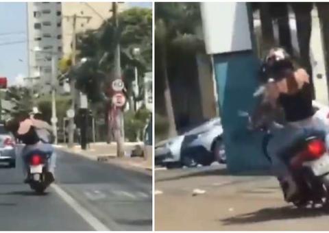 Vídeo: Casal troca socos em cima de moto em movimento 