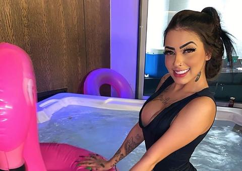 MC Mirella rebola freneticamente em clipe de 'Taca O Bundão'