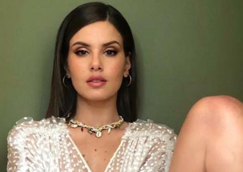 Camila Queiroz posa ousada, Klebber Toledo comenta e algo chama atenção