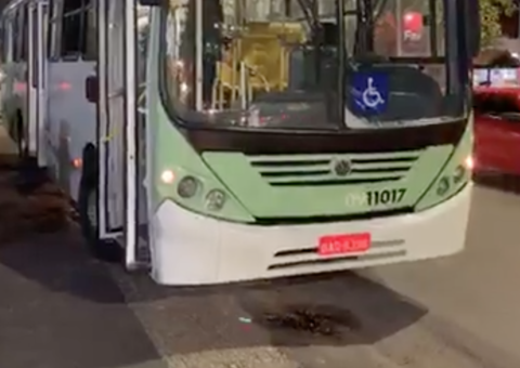 Assaltados, ônibus chegam ao mesmo tempo em delegacia de Manaus 