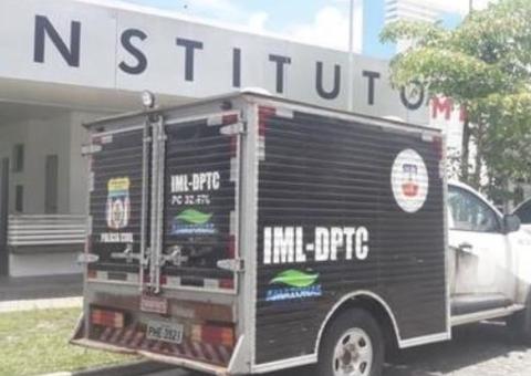 Com facadas, tiros e sinais de tortura, corpo de homem é abandonado em rua de Manaus