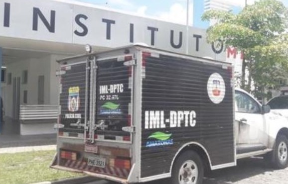 Com facadas, tiros e sinais de tortura, corpo de homem é abandonado em rua de Manaus