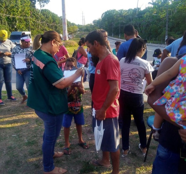 Em Manaus, venezuelanos em situação de risco recebem ajuda da prefeitura para deixar ruas