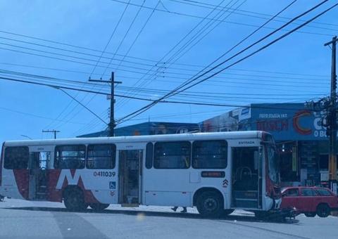 Casal fica ferido ao bater de frente com ônibus em esquina de rua em Manaus