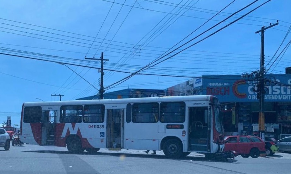 Casal fica ferido ao bater de frente com ônibus em esquina de rua em Manaus