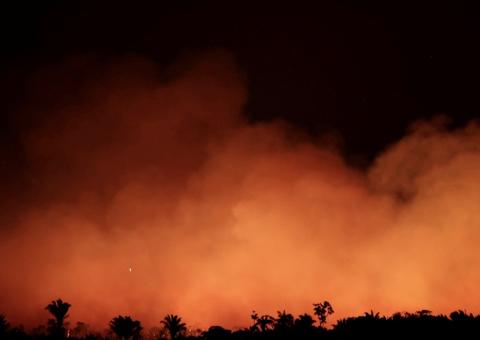 Militares devem continuar na Amazônia para combater incêndios, diz ministro da Defesa